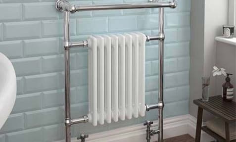 klassieke handdoek radiator in de badkamer