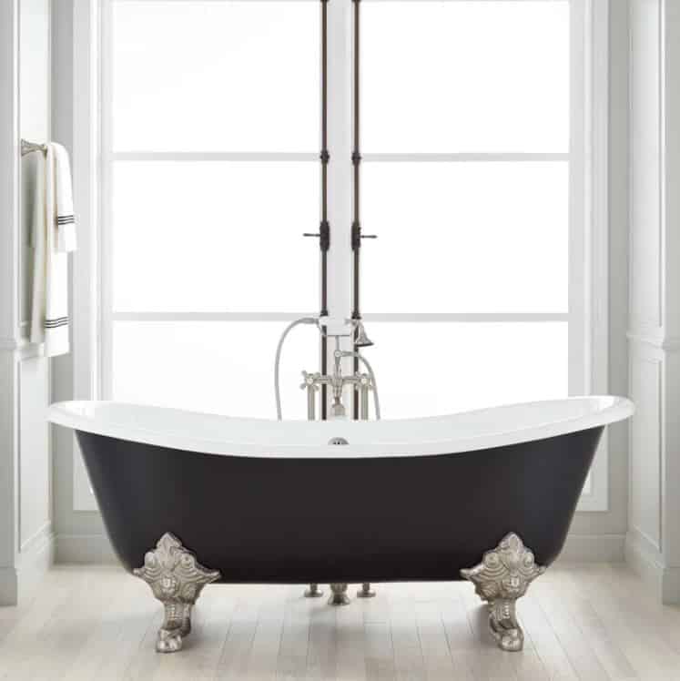 zwart losstaand bad op pootjes met klassieke badkraan