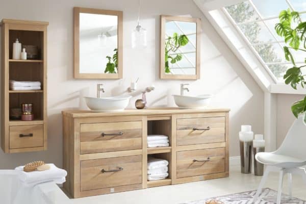 massief houten badkamermeubel met een eiken wastafelblad, twee keramische waskommen en twee houten spiegels