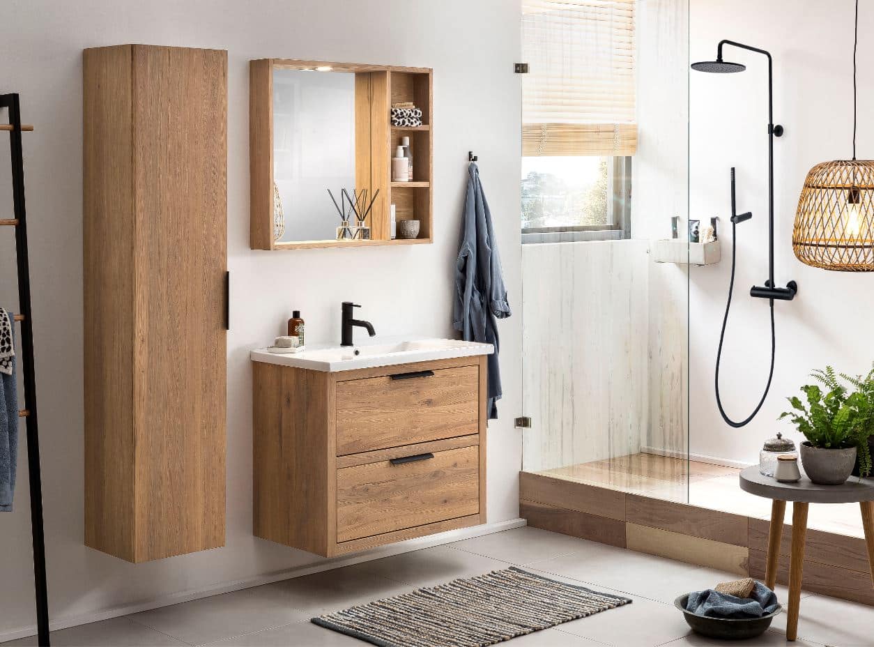 een eiken badkamermeubel met een kolomkast en een bijbehorende spiegelkast