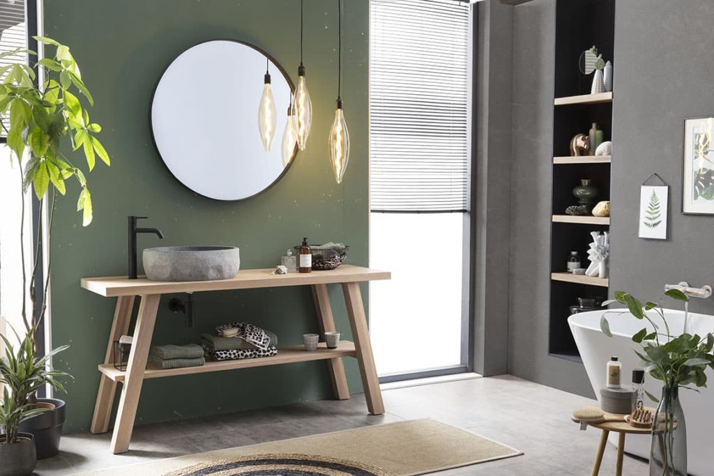 houten badkamermeubel met een granieten waskom en een zwarte spiegel en kraan