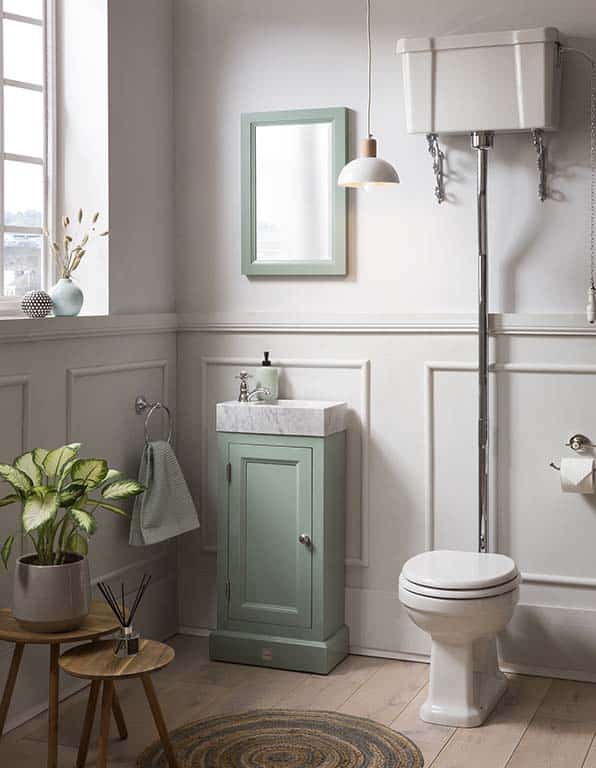 Fotnteinmeubel in het duck egg green met marmeren fontein en hooghangen toilet in de toiletruimte