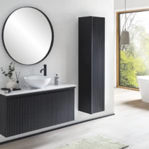 Een hangend badkamermeubel van massief hout in zwart met houten latjes aan de voorkant. Met boven het meubel een zwarte spiegel en rechtst naast het badkamermeubel met latjes een kolomkast
