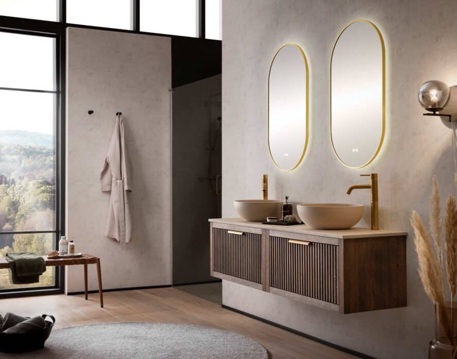 Massief Eiken Badkamermeubel met beige blad en beige kommen met gouden kranen en en gouden ovalen spiegels