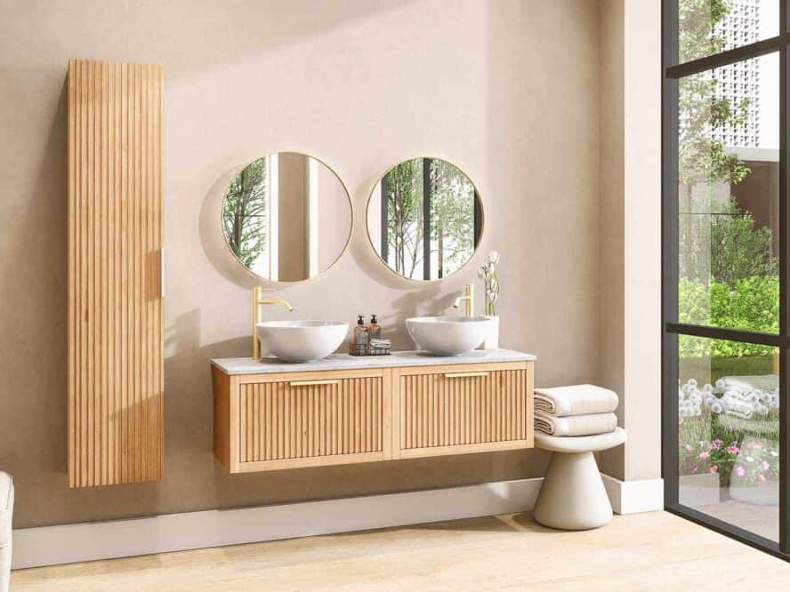 Moderne badkamer met een hangend badkamermeubel met ribbelfront en een hangende badkamerkast met ribbelfront, beide van massief eiken in de kleur naturel eiken