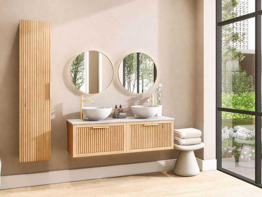 Moderne badkamer met een hangend badkamermeubel met ribbelfront en een hangende badkamerkast met ribbelfront, beide van massief eiken in de kleur naturel eiken