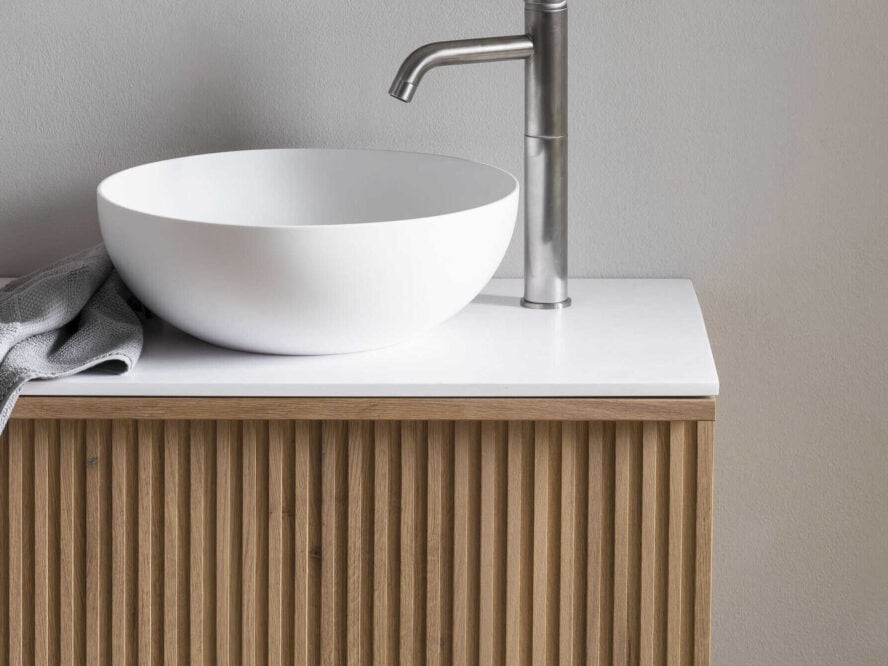 Massief eiken meubel met een solid surface blad en kom