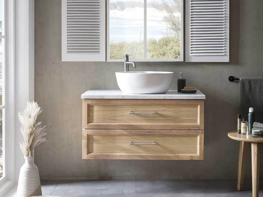 Hangend badkamermeubel in 100 cm met een klassiek front, marmeren wastafelblad en een waskom