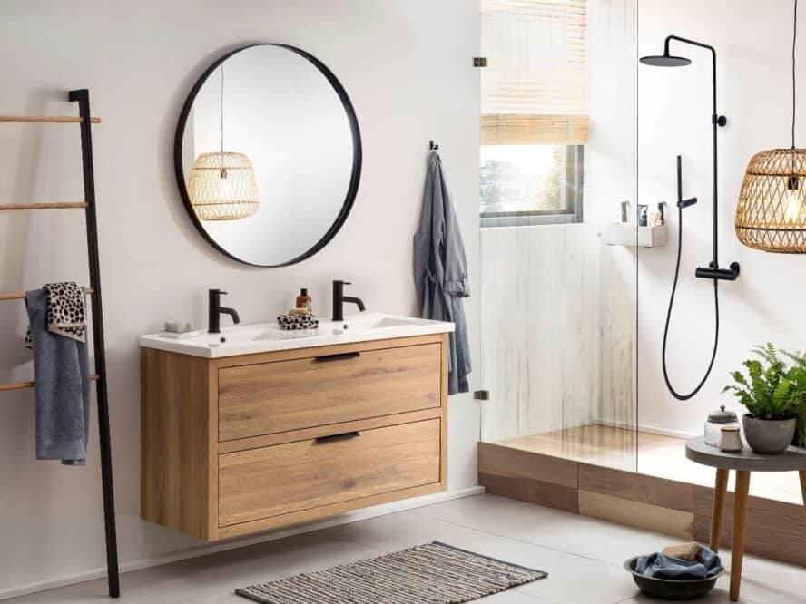 Massief eikenhouten badkamermeubel in 120 cm met 2 lades en zwarte kranen en een ronde zwarte spiegel