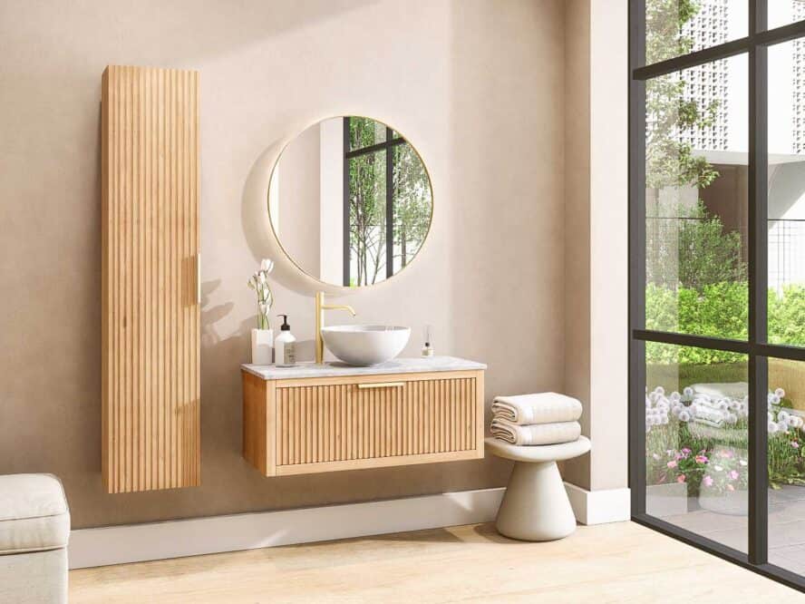 Hotel chique badkamer met een hangend badkamermeubel in 100 cm met ribbelfront en marmeren wastafelblad.