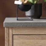 Houten badkamermeubel 200 cm bestaande uit een massief eiken lade element met open schappen, een betonnen wastafelblad en een betonnen waskom.