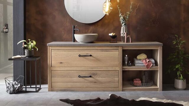 Houten badkamermeubel 200 cm bestaande uit een massief eiken lade element met open schappen, een betonnen wastafelblad en een betonnen waskom.