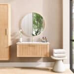 Massief naturel eiken badkamermeubel van 100 cm uit de Grooveline-serie, uitgevoerd met één ruime lade en inclusief een bijpassende keramische wastafel.