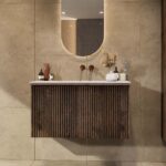 Hangend donker eiken badkamermeubel 100 cm met vlak front, binnenlade en solid surface wastafel
