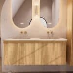 Naturel eiken badkamermeubel 140 cm met vlak front, binnenlade en dubbele limestone wastafel