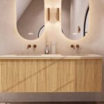 Eiken wastafelmeubel 160 cm met vlak front, binnenlade en dubbele beige limestone wastafel