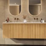 Eiken wastafelmeubel 160 cm met vlak front, binnenlade en dubbele witte solid surface wastafel