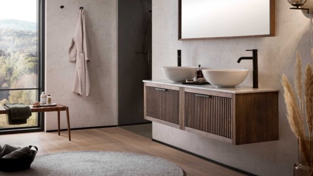 Houten badmeubel van 160 cm met 2 lades en een wit marmer blad met 2 waskommen, ambachtelijk vakmanschap voor jarenlang plezier.