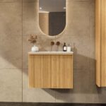 Hangend naturel eiken badkamermeubel 70 cm met vlak front, binnenlade en solid surface wastafel
