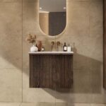 Hangend donker eiken wastafelmeubel 70 cm met vlak front, binnenlade en witte solid surface wastafel