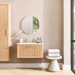 massief eiken badmeubel met keramische wastafel in 80 cm.