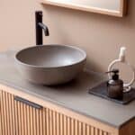Eiken badkamermeubel 120 cm met één lade en grijs limestone blad met witte keramische waskom