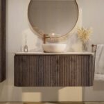 De Softgroove massief eiken badkamermeubels kenmerken zich door de afgeronde hoeken. Hiermee krijgen de meubels een retro look and feel. Het meubel is voorzien van een extra binnenlade waarin je handig alle badkamerspullen in kunt opbergen. Deze bevi