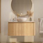 De Softcube massief eiken badkamermeubels kenmerken zich door de afgeronde hoeken. Hiermee krijgen de meubels een retro look and feel. Het meubel is voorzien van een extra binnenlade waarin je handig alle badkamerspullen in kunt opbergen. Deze bevind