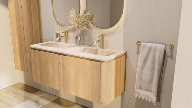 Rond hangend naturel eiken badkamermeubel 120 cm met afgeronde hoeken en mat beige wastafel met twee waskommen