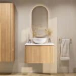 Rond hangend naturel eiken badkamermeubel 80 cm met afgeronde hoeken en wit marmer blad met witte waskom