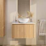 Rond hangend naturel eiken badkamermeubel 80 cm met afgeronde hoeken en wit marmer blad met witte waskom