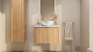 Rond hangend naturel eiken badkamermeubel 80 cm met afgeronde hoeken en wit marmer blad met witte waskom