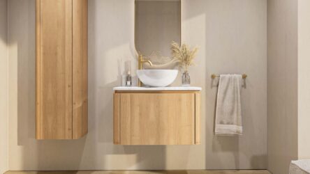 Rond hangend naturel eiken badkamermeubel 80 cm met afgeronde hoeken en wit marmer blad met witte waskom