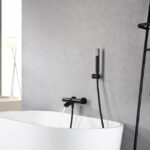 Stijlvolle thermostatische bad/douchekraan in mat zwart. Geleverd als complete set met handdouche, doucheslang en wandhaak. Verkrijgbaar in 6 kleuren.