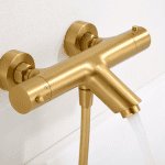 Luxe thermostatische bad/douchekraan in geborsteld goud met duurzame PVD-coating. Geleverd als complete set met handdouche, doucheslang en wandhaak. Verkrijgbaar in 6 kleuren.