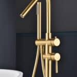 Elegante vrijstaande badkraan in geborsteld goud met duurzame PVD-coating, perfect bij een vrijstaand bad. Voorzien van een handdouche en soepele bediening. Verkrijgbaar in 6 kleuren en geleverd met 5 jaar garantie.
