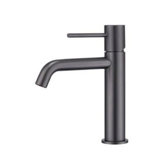 Moderne lage wastafelkraan in black gun metal voor een badmeubel met wastafel, geleverd als complete set inclusief bijpassende clickwaste met duurzame PVD-coating. De clickwaste is een handige pop-up afvoer die je eenvoudig opent en sluit door erop t