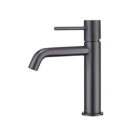 Moderne lage wastafelkraan in black gun metal voor een badmeubel met wastafel, geleverd als complete set inclusief bijpassende clickwaste met duurzame PVD-coating. De clickwaste is een handige pop-up afvoer die je eenvoudig opent en sluit door erop t