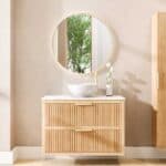 Hangend naturel eiken badkamermeubel 100 cm met twee lades en wit marmer blad met witte waskom