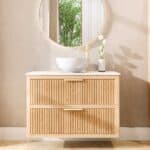 Hangend naturel eiken badkamermeubel 100 cm met twee lades en wit marmer blad met witte waskom