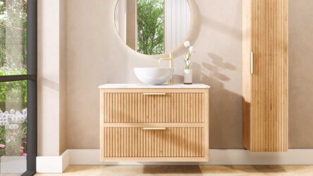 Hangend naturel eiken badkamermeubel 100 cm met twee lades en wit marmer blad met witte waskom