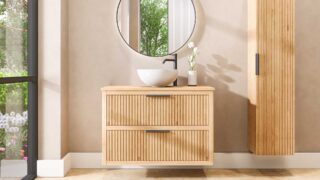 Hangend naturel eiken badkamermeubel 100 cm met twee lades en naturel eiken blad met witte waskom