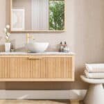 Hangend naturel eiken badkamermeubel 120 cm met vlak front, één lade en marmer blad met één waskom