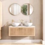 Hangend naturel eiken wastafelmeubel 120 cm met vlak front, één lade en wit marmer blad met twee waskommen