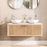 Hangend naturel eiken wastafelmeubel 120 cm met één lade en solid surface blad met twee waskommen