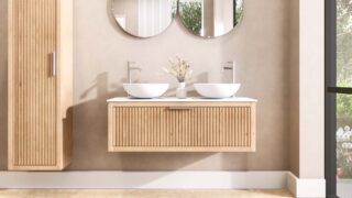 Hangend naturel eiken wastafelmeubel 120 cm met één lade en solid surface blad met twee waskommen