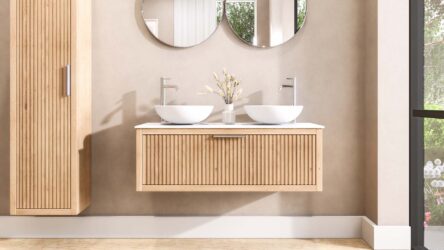 Hangend naturel eiken wastafelmeubel 120 cm met één lade en solid surface blad met twee waskommen