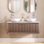 Eiken wastafelmeubel 120 cm met ribbelfront, solid surface blad en twee ronde witte opbouwwaskommen