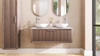 Eiken wastafelmeubel 120 cm met ribbelfront, solid surface blad en twee ronde witte opbouwwaskommen