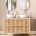 Hangend naturel eiken wastafelmeubel 120 cm met ribbelfront, vier lades en solid surface blad met 2 waskommen